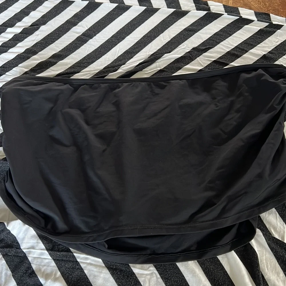 Venus size 12 tankini, with skirted bottom. Included extra black bottom - Picture 8 of 9